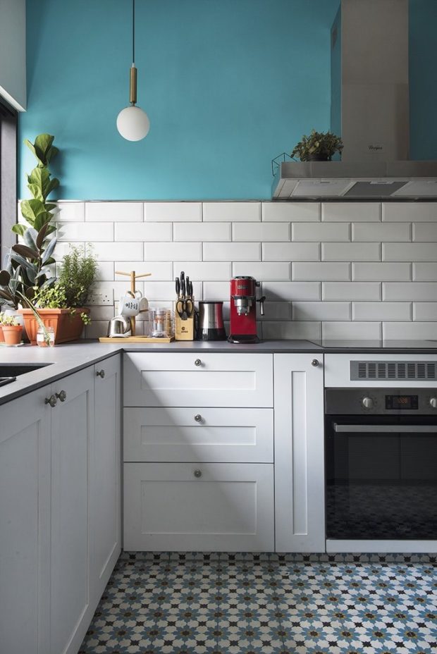 ห้องครัวตกแต่ง subway tiles และสีฟ้าเทอร์ควอยซ์