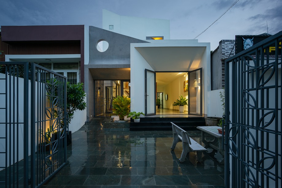 บ้านโมเดิร์นโทนสีขาวเทาช่องเปิดใหญ่