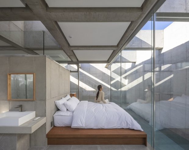 บ้านสไตล์บรูทัลลิสต์คอนกรีตและกระจกมี skylight 