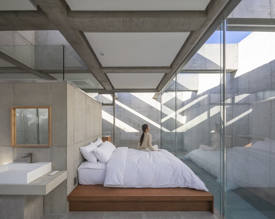 บ้านสไตล์บรูทัลลิสต์คอนกรีตและกระจกมี skylight
