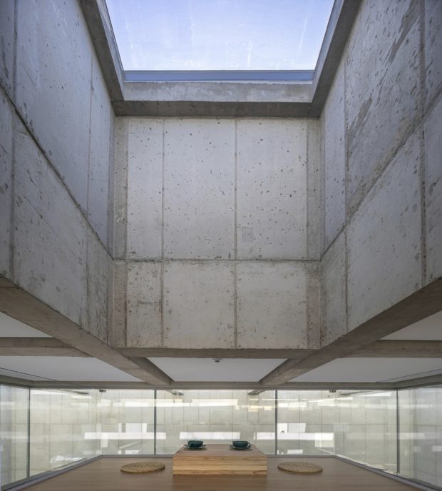 บ้านสไตล์บรูทัลลิสต์คอนกรีตและกระจกมี skylight