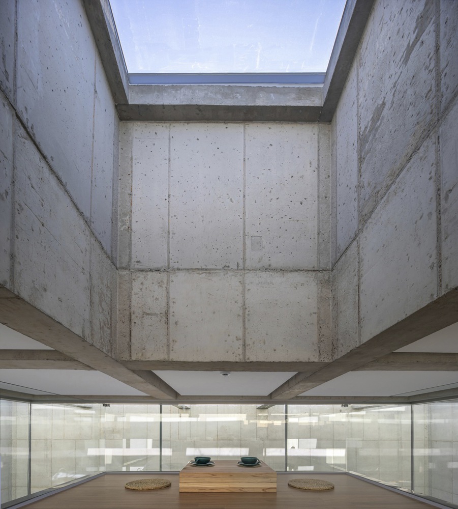 บ้านสไตล์บรูทัลลิสต์คอนกรีตและกระจกมี skylight