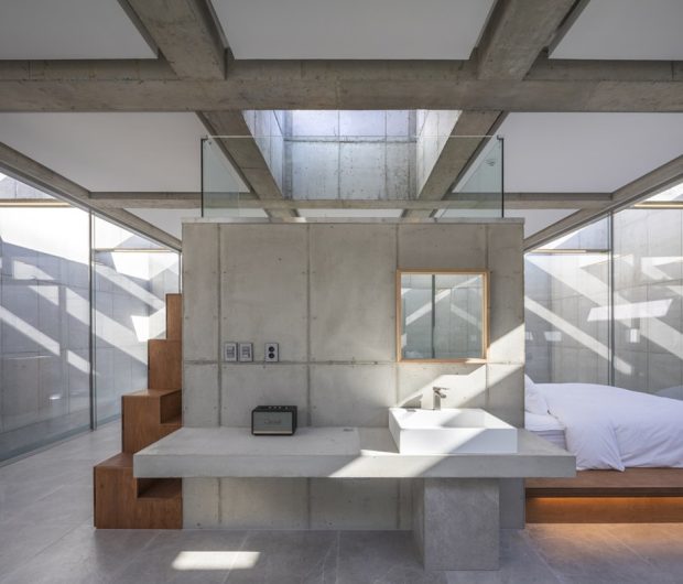 บ้านคอนกรีตและกระจกสไตล์บรูทัลลิสต์มี skylight 