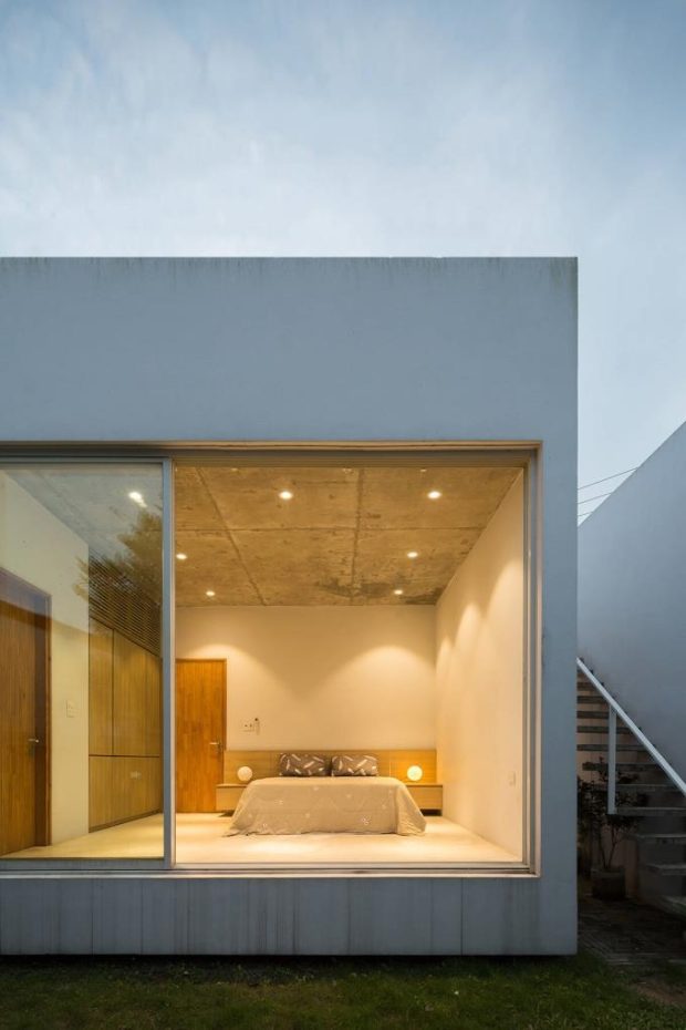 ห้องนอนผนังกระจกเปิดเชื่อมวิวสวน
