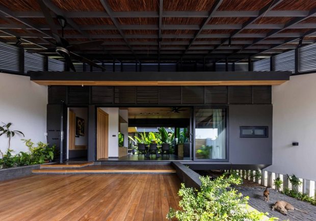 เฉลียงบ้านกว้างขวาง
