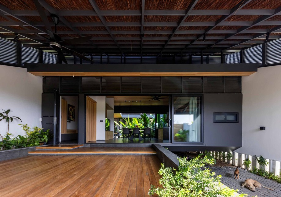 เฉลียงบ้านกว้างขวาง