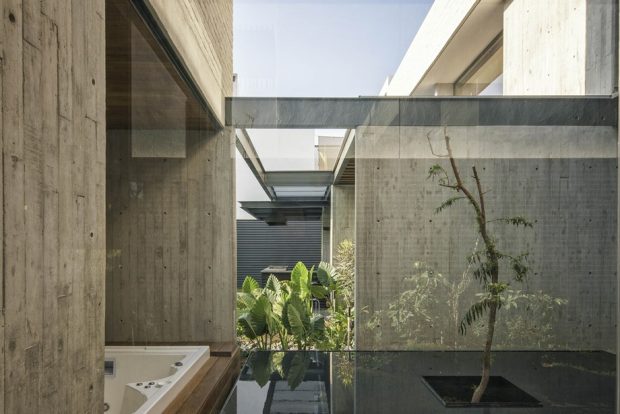 คอร์ทยาร์ดจัดสวนน้ำกลางบ้าน