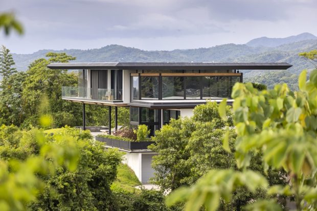บ้านตากอากาศโมเดิร์นทรอปิคอลกลางธรรมชาติ