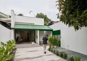จัดสวนขนาบตลอดทางเข้าบ้าน