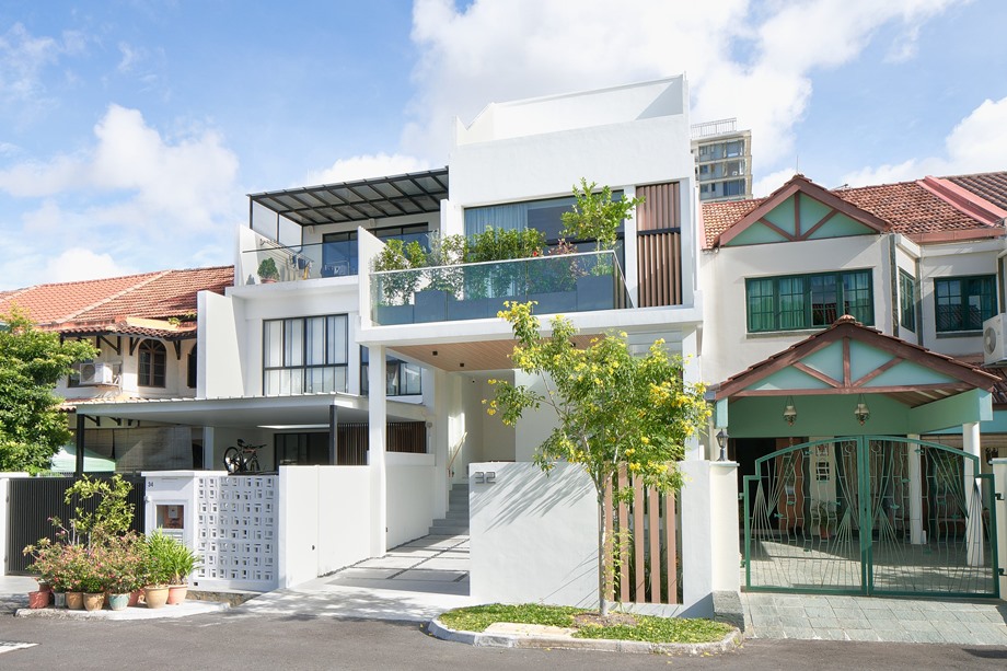 บ้านสามชั้นสไตล์โมเดิร์นที่โปร่งและสว่าง