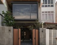 บ้านเขตร้อนที่โปร่งสบายมีธรรมชาติภายใน