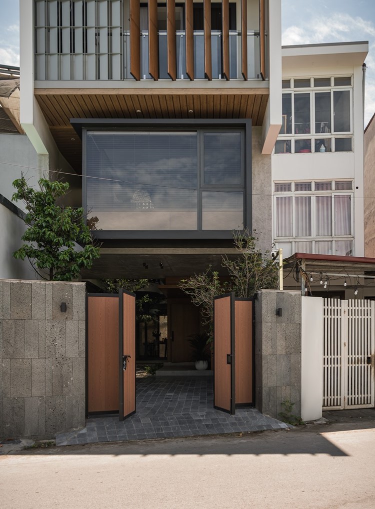 บ้านเขตร้อนที่โปร่งสบายมีธรรมชาติภายใน