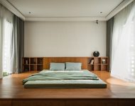 ห้องนอนมีเตียงแบบ floor bed