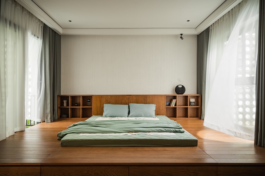 ห้องนอนมีเตียงแบบ floor bed