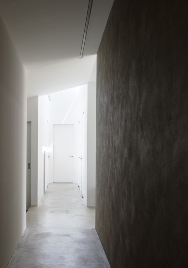 โถงทางเดินสีขาวมีช่องแสง skylight 