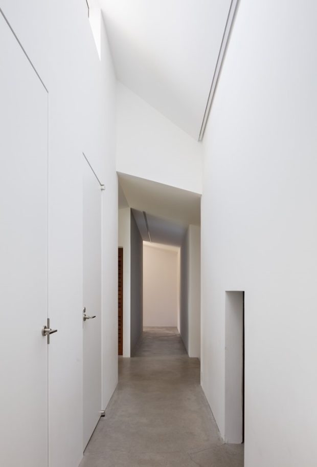 โถงทางเดินสีขาวมีช่องแสง skylight 