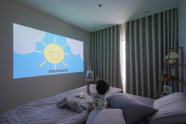 ผนังเป็นจอโปรเจ็คเตอร์ในห้องเด็ก