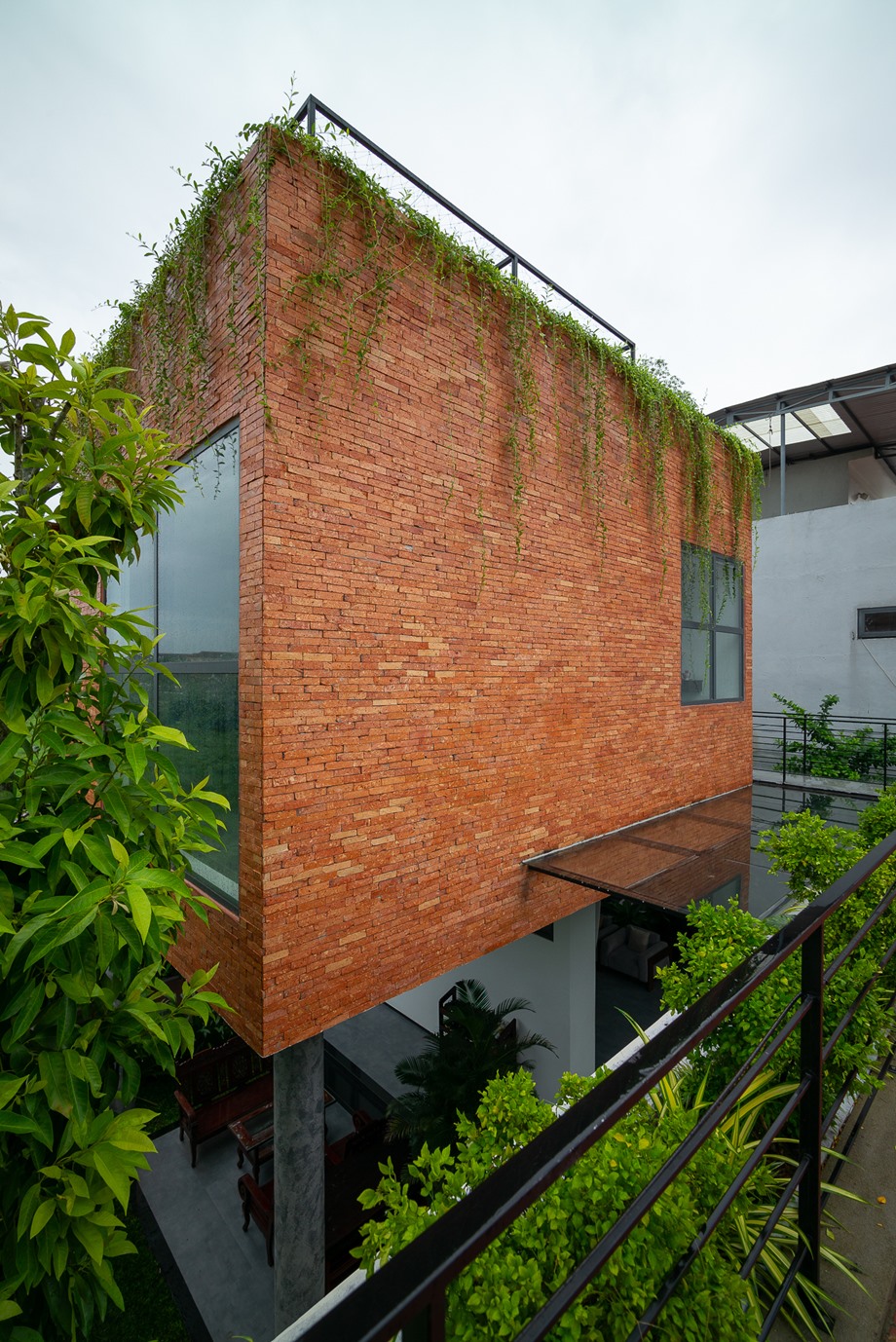 บ้านคอนกรีตและอิฐหลังคามี rooftop garden