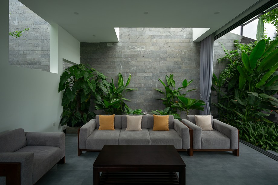 ห้องนั่งเล่นเปิดกว้างสู่สวนมีสกายไลท์