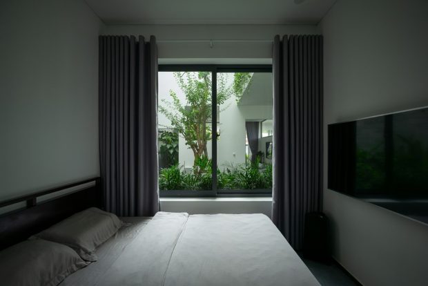 ห้องนอนหน้าต่างกระจกเชื่อมมุมมองสวนกลางบ้าน