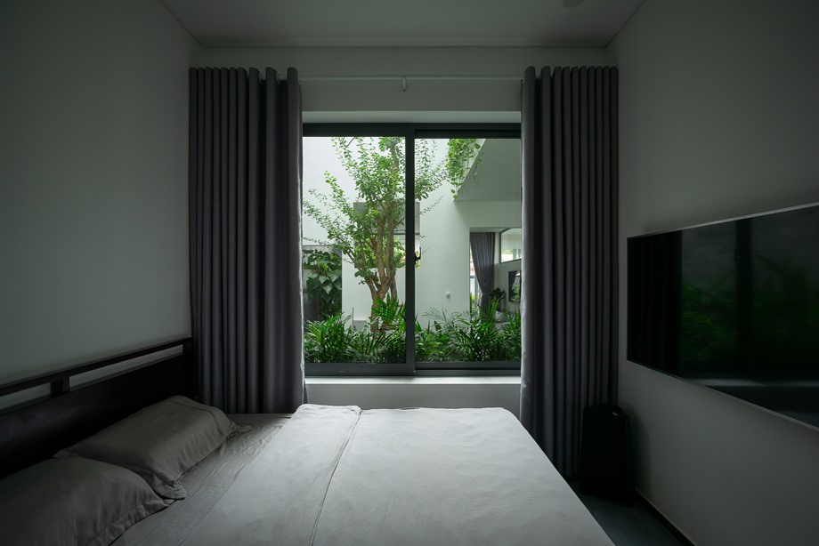 ห้องนอนหน้าต่างกระจกเชื่อมมุมมองสวนกลางบ้าน