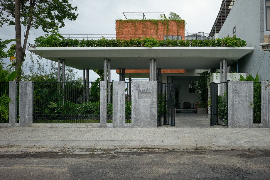 บ้านคอนกรีตและอิฐหลังคามี rooftop garden