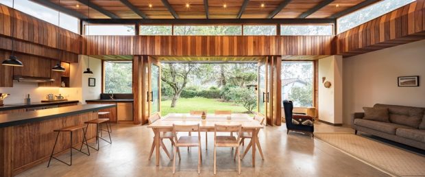บ้าน open plan พื้นปูนขัดมันผนังกระจก