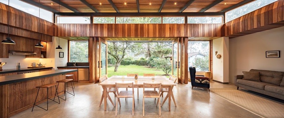 บ้าน open plan พื้นปูนขัดมันผนังกระจก
