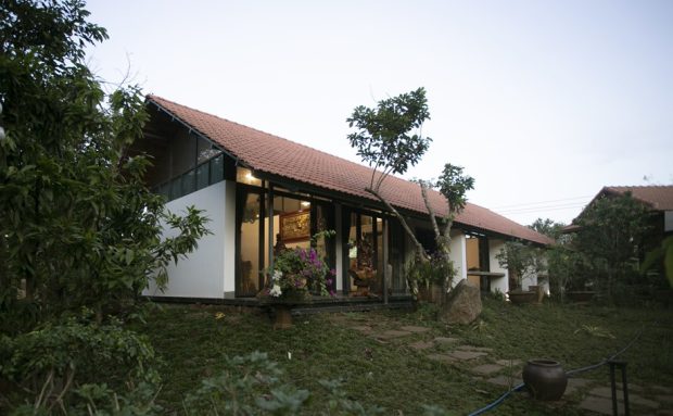 บ้านหลังคาจั่วกระเบื้องดินเผา