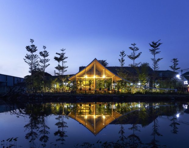 บรรยากาศคาเฟ่ช่วงค่ำ