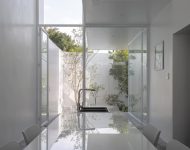 บ้านโปร่งสว่างด้วยสีขาวและกระจกมีสวนทุกจุด