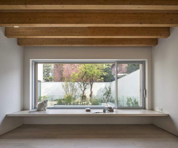 หน้าต่างกระจกบานเลื่อนขนาดใหญ่มี bay window