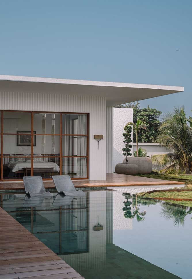 บ้านโมเดิร์นประตูกระจกเปิดเชื่อมต่อสระว่ายน้ำ