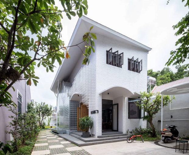 บ้านโมเดิร์นสีขาวผนังตกแต่งบล็อกแก้ว