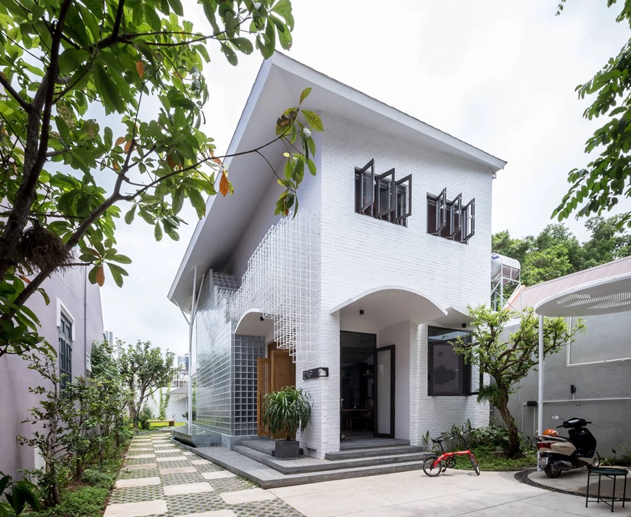 บ้านโมเดิร์นสีขาวผนังตกแต่งบล็อกแก้ว