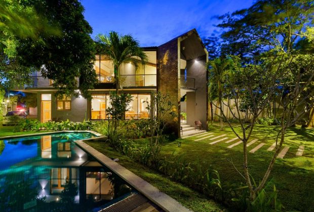 บรรยากาศวิลล่าและสวนยามค่ำ
