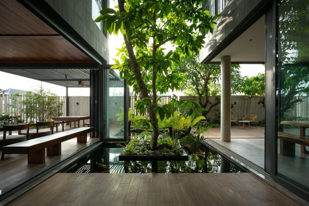 จัดสวนน้ำในช่องว่างระหว่างอาคาร