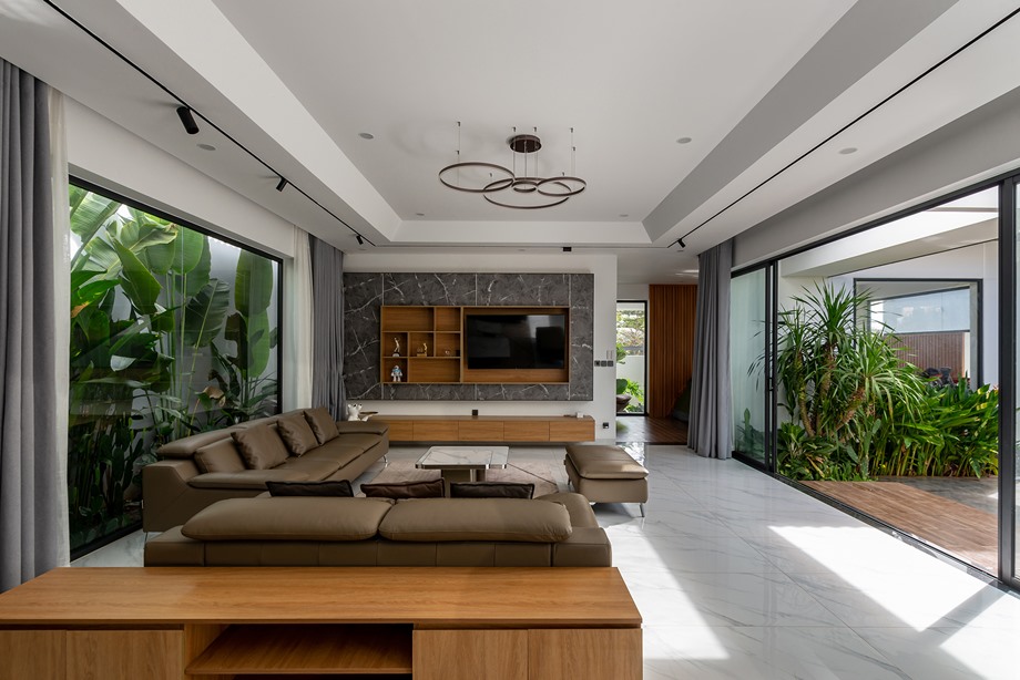 ห้องนั่งเล่นประตูบานเลื่อนเปิดกว้างไปที่สวน