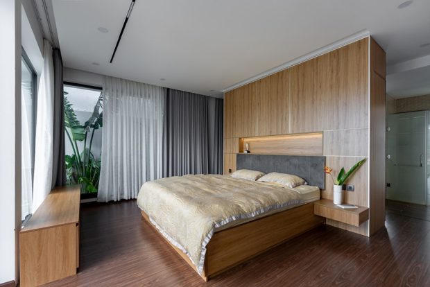 ห้องนอนผนังกระจกเปิดมุมมองไปที่สวน