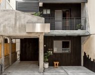 รีโนเวทตึกเก่าลุคเท่ด้วยปูนขัดมันและไม้ซีดาร์