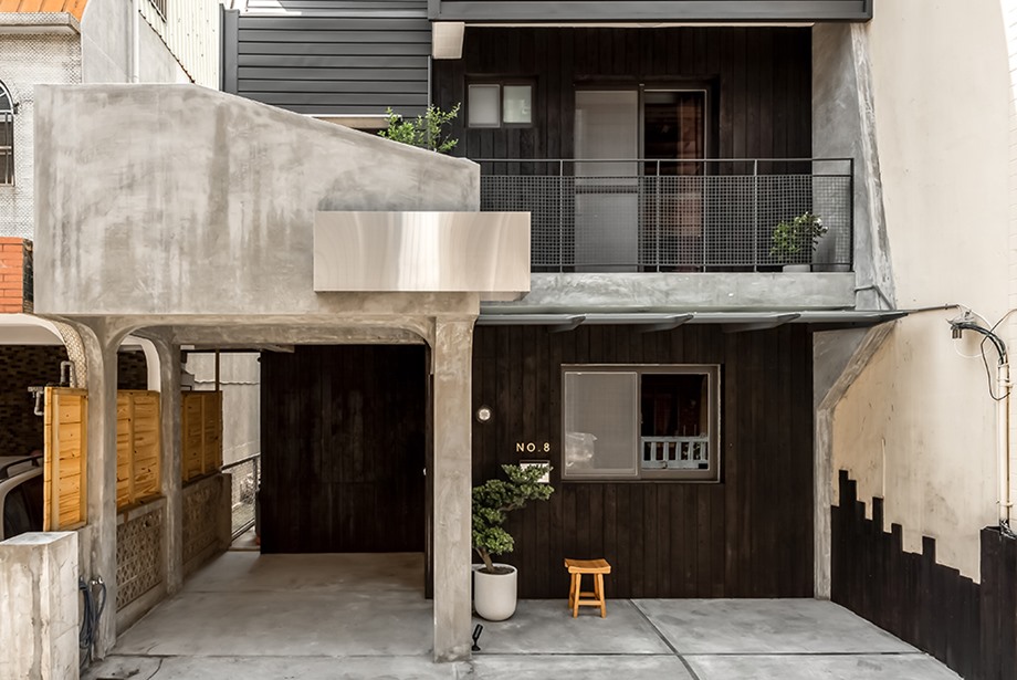 รีโนเวทตึกเก่าลุคเท่ด้วยปูนขัดมันและไม้ซีดาร์