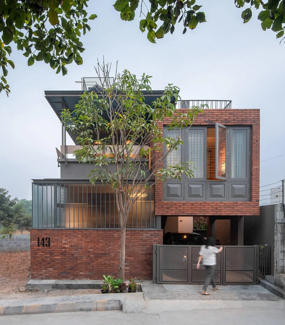 บ้านสไตล์โมเดิร์นตกแต่งอิฐและเหล็กสีเทา