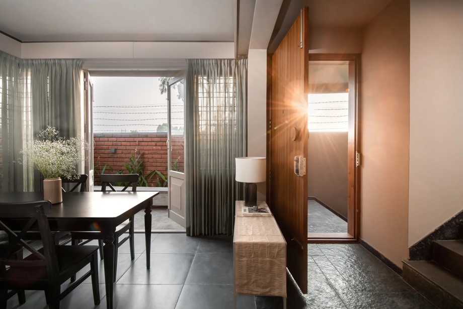 ห้องทานอาหารติดระเบียงจัดสวนเล็ก ๆ