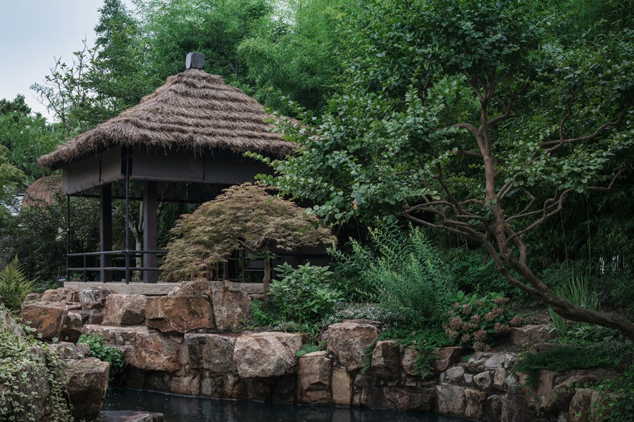โรงน้ำชาวัสดุธรรมชาติกลางสวนแบบจีน