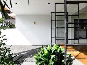 ประตูกระจกบานหมุน pivot door