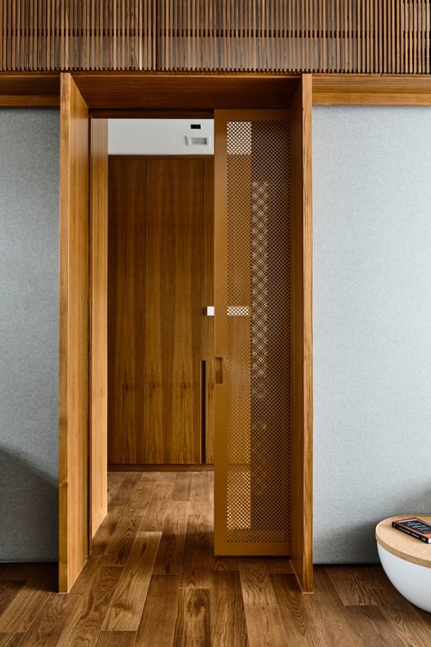 ประตูไม้บานเลื่อนแบบ pocket door 
