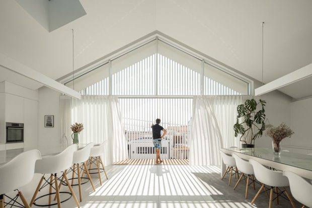 บ้านหลังคาจั่วผนังกระจกฟาซาดระแนงสีขาว