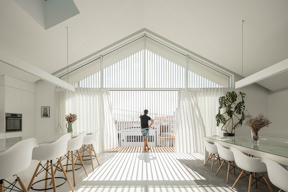 บ้านหลังคาจั่วผนังกระจกฟาซาดระแนงสีขาว