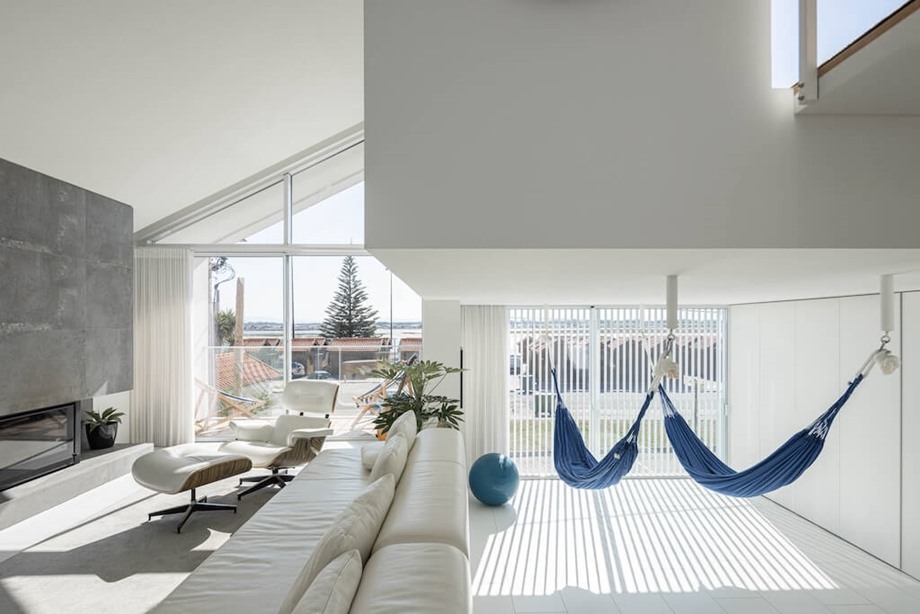 บ้านแบบ open plan โทนสีขาวโปร่งโล่ง