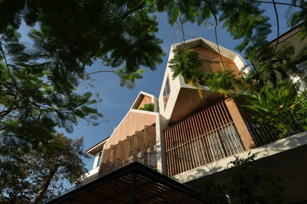 บ้านสไตล์นอร์ดิกผสมทรอปิคอลฟาซาดไม้ระแนง